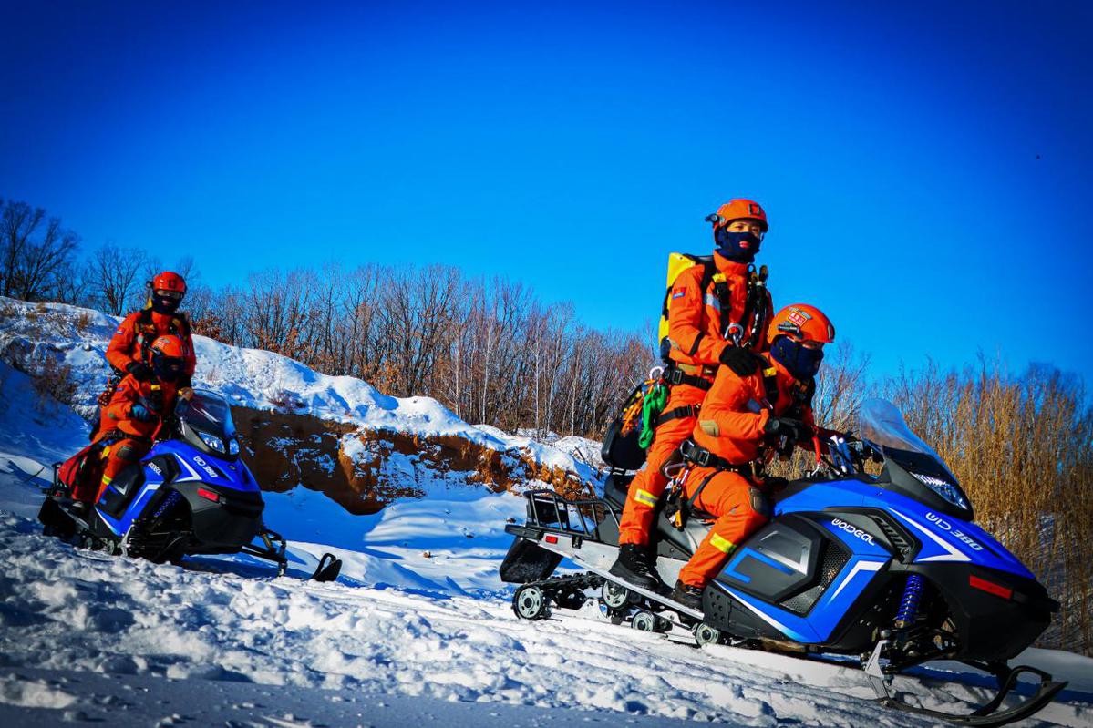 极地雪地摩托穿越，冰天雪地的极速冲刺