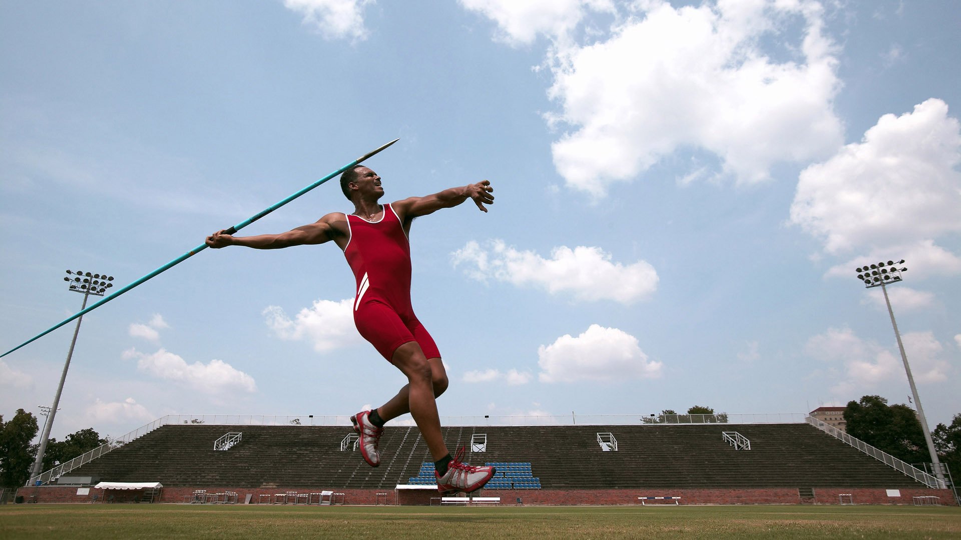 胜负悬念令人紧张，球员倾尽全力，胜负悬念令人紧张,球员倾尽全力的句子